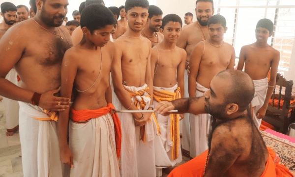 ಕಾಶೀಮಠಾಧೀಶ ಶ್ರೀಮದ್ ಸಂಯಮಿಂದ್ರ ತೀರ್ಥ ಸ್ವಾಮೀಜಿ ಭೇಟಿ